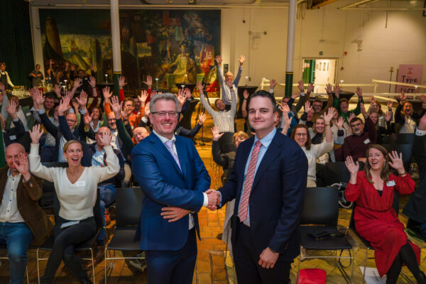 Jozef Mees van Bureau 9000 en Lars Brenne van RelyOn beklinken het partnerschap in het Industriemuseum in Gent.